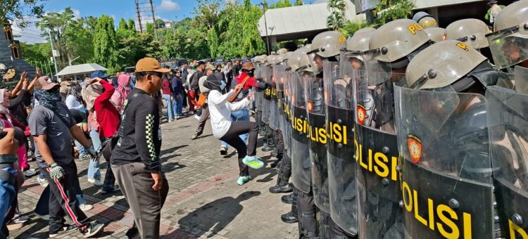 Polda Jateng Gelar Simulasi Unit Negosiator di Kantor Gubernur, Sinergikan Penanganan Humanis dan Tindakan Taktis di Situasi Kontijensi