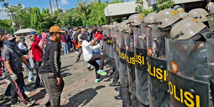Polda Jateng Gelar Simulasi Unit Negosiator di Kantor Gubernur, Sinergikan Penanganan Humanis dan Tindakan Taktis di Situasi Kontijensi