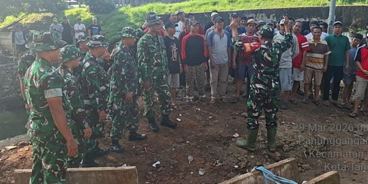 Warga Panunggangan Barat dan Timur Gelar Gotong Royong :  Sampaikan Terima Kasih kepada Presiden melalui TNI