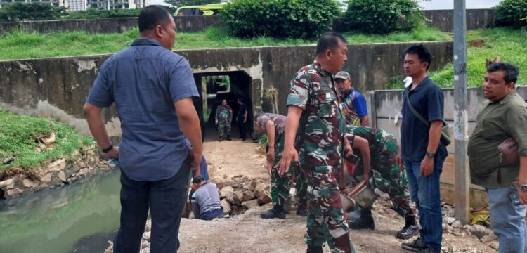 Danramil 01/Tgr Kodim 0506/Tangerang Mayor Inf.Jefriansen Sipayung SE,SH,MH Tinjau Pembangunan Jembatan Garuda