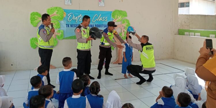 Polisi Sahabat Anak, Polsek Bobotsari Ajarkan Tertib Lalu Lintas Sejak Dini