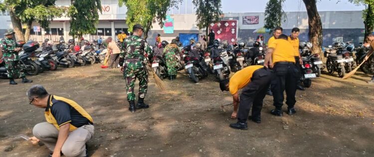 Dukung ASRI, Polres Purbalingga Gandeng Berbagai Pihak Bersihkan Lingkungan GOR Goentoer Darjono