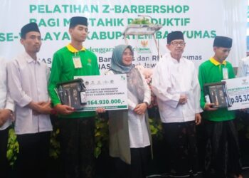 Baznas Banyumas Latih Santri Jadi Barber, Siapkan Unit Usaha di Pesantren