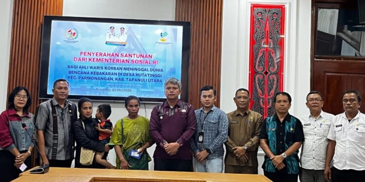 Pemkab Tapanuli Utara Serahkan Santunan Korban Kebakaran Hutatinggi