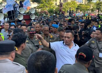Gubernur Jateng Bersama Kapolda dan Pangdam Temui Massa Aksi May Day, Gubernur Lakukan Orasi  di Depan Peserta Unras