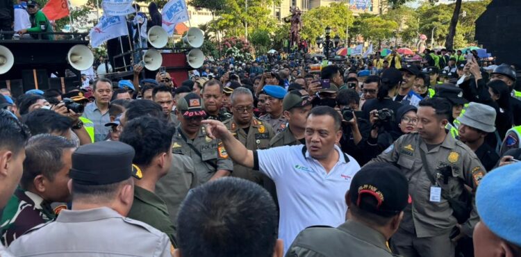 Gubernur Jateng Bersama Kapolda dan Pangdam Temui Massa Aksi May Day, Gubernur Lakukan Orasi  di Depan Peserta Unras