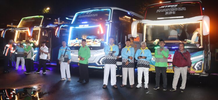Bupati Sadewo Lepas Calon Jemaah Haji Banyumas Kloter 74