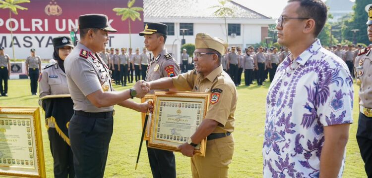 Beri Penghargaan kepada Personel dan Mitra Berprestasi, Kapolda Jateng Dorong Polisi Adaptif terhadap Generasi Muda dan Teknologi