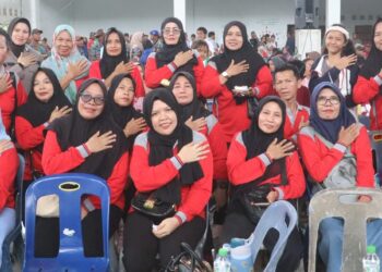 Polwan Polres Simalungun Bagikan Roti Ulang Tahun Kepada Ibu-ibu Buruh, Warnai Perayaan May Day 2026 Yang Meriah Dan Kondusif