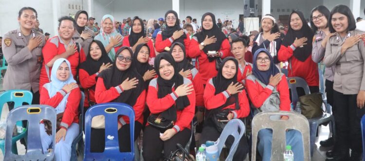 Polwan Polres Simalungun Bagikan Roti Ulang Tahun Kepada Ibu-ibu Buruh, Warnai Perayaan May Day 2026 Yang Meriah Dan Kondusif