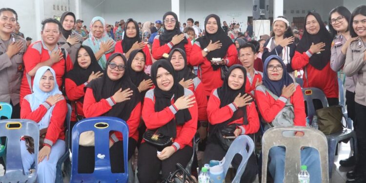 Polwan Polres Simalungun Bagikan Roti Ulang Tahun Kepada Ibu-ibu Buruh, Warnai Perayaan May Day 2026 Yang Meriah Dan Kondusif