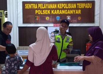 Polsek Karanganyar dan Warga Bantu Bocah Tersesat Bertemu Keluarga