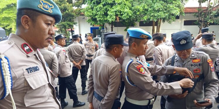 Propam Polresta Pati Lakukan Pengecekan Ketat, Pastikan Personel Pelayanan Tanpa Senpi dan Benda Berbahaya