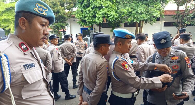 Propam Polresta Pati Lakukan Pengecekan Ketat, Pastikan Personel Pelayanan Tanpa Senpi dan Benda Berbahaya
