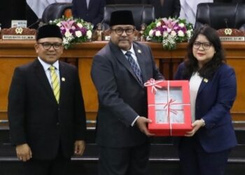 Rapat Paripurna DPRD, Wagub Rano Dorong Reformasi Kesehatan dan Pelindungan Perempuan