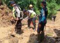 Polsek Rembang Ikut Kerja Bakti Bersihkan Material Longsor