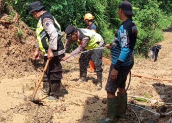 Polsek Rembang Ikut Kerja Bakti  Bersihkan Material Longsor