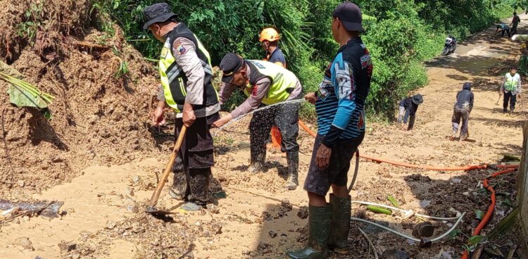 Polsek Rembang Ikut Kerja Bakti  Bersihkan Material Longsor