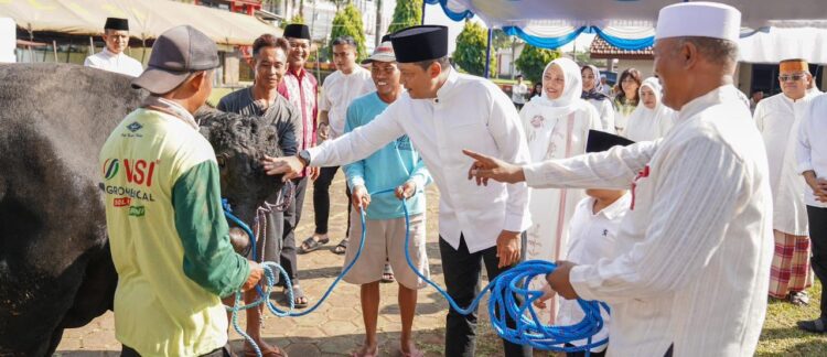 Semangat Idul Adha, Polda Jateng Salurkan Ribuan Paket Daging Kurban untuk Warga dan Kaum Dhuafa