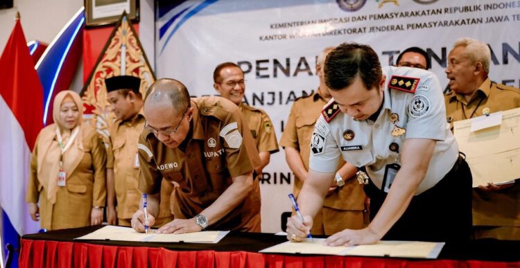 Sinergi Pembinaan Warga Binaan Pemkab Banyumas dan Lapas Purwokerto Tandatangani Kerja Sama dan Salurkan Bantuan Sosial