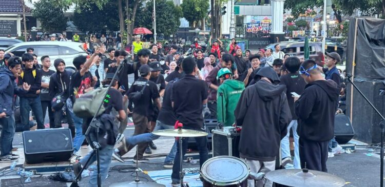 Suasana Aksi May Day di Semarang Berlangsung Meriah, Peserta Aksi Bernyanyi dan Menari dengan Tertib
