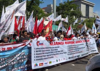 Nuansa Nasionalisme Warnai Aksi May Day di Semarang, Buruh dan Personel Polda Jateng Nyanyikan Lagu Kebangsaan