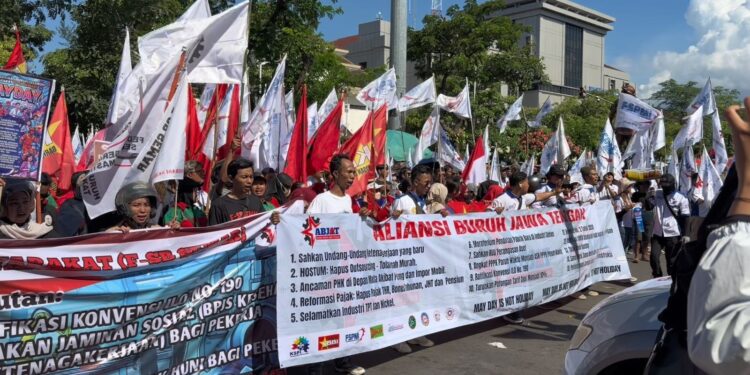 Nuansa Nasionalisme Warnai Aksi May Day di Semarang, Buruh dan Personel Polda Jateng Nyanyikan Lagu Kebangsaan