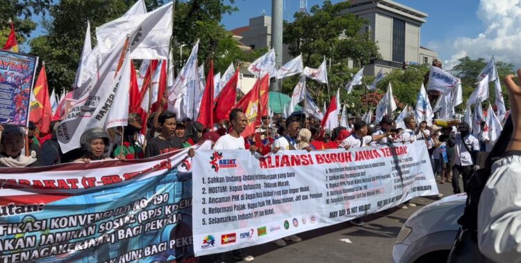 Nuansa Nasionalisme Warnai Aksi May Day di Semarang, Buruh dan Personel Polda Jateng Nyanyikan Lagu Kebangsaan