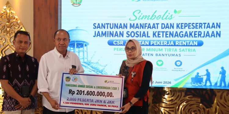 Perkuat Gotong Royong, Bupati Sadewo Dukung Perumdam Tirta Satria Berikan Perlindungan Bagi 2.000 Pekerja Rentan