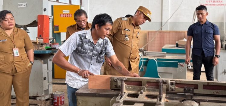 Bupati Taput Dorong Peserta Pelatihan Furnitur BLK Silangkitang Jadi Wirausaha Mandiri, Beri Pesanan Kerja Perdana