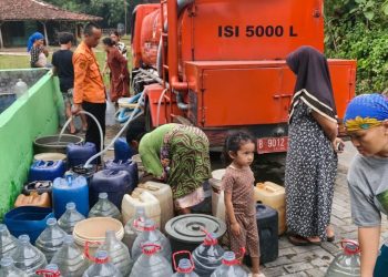 Badan Penanggulangan Bencana Daerah (BPBD) Kabupaten Bekasi Salurkan Air Bersih 65.000 Liter Air Bersih Untuk Warga 909 KK Terdampak Kekeringan