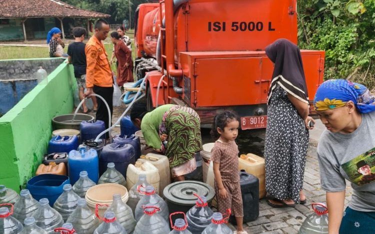 Badan Penanggulangan Bencana Daerah (BPBD) Kabupaten Bekasi Salurkan Air Bersih 65.000 Liter Air Bersih Untuk Warga 909 KK Terdampak Kekeringan